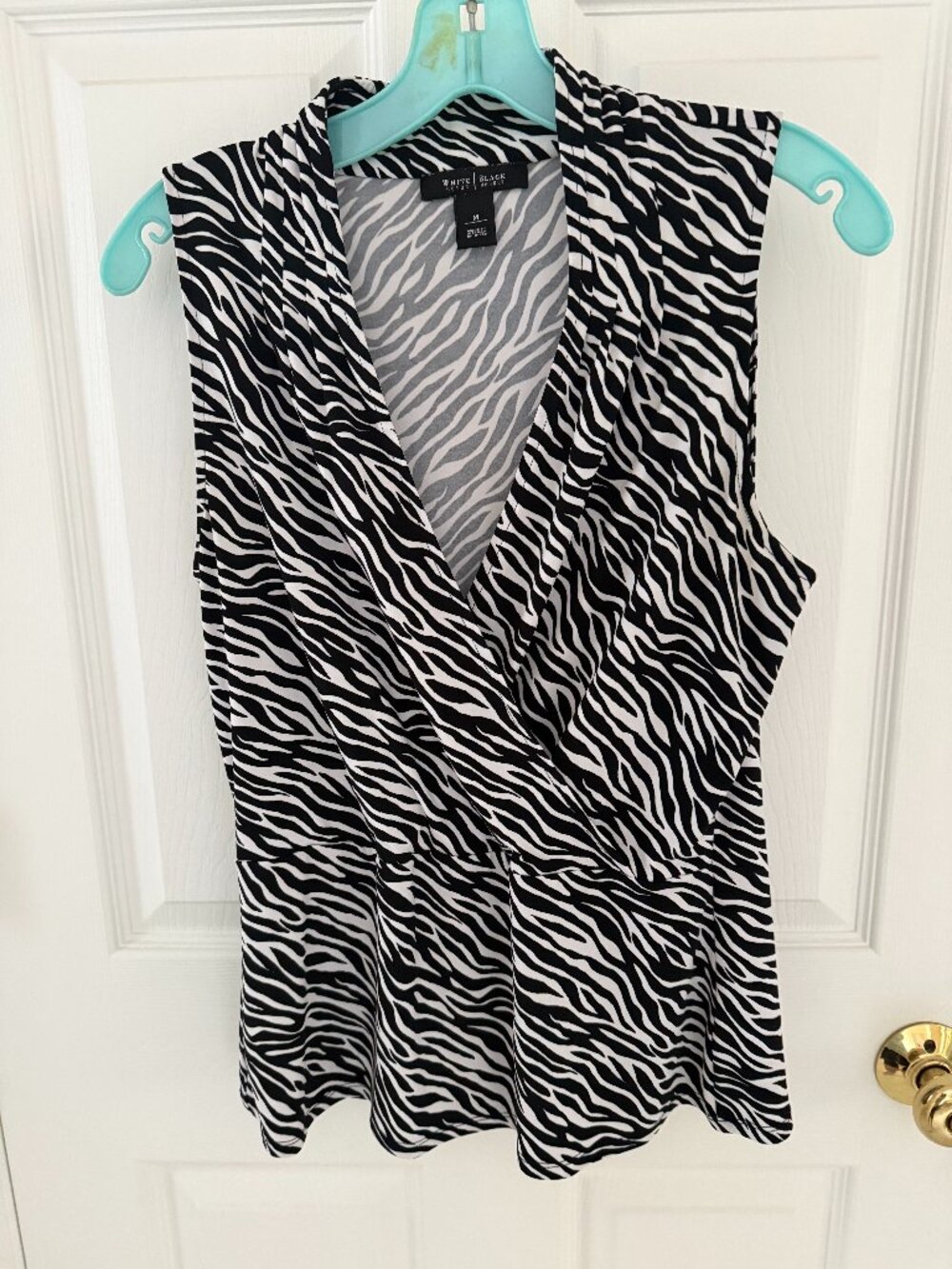 White House Black Market Sleeveless Top V neck wrapped bodice M